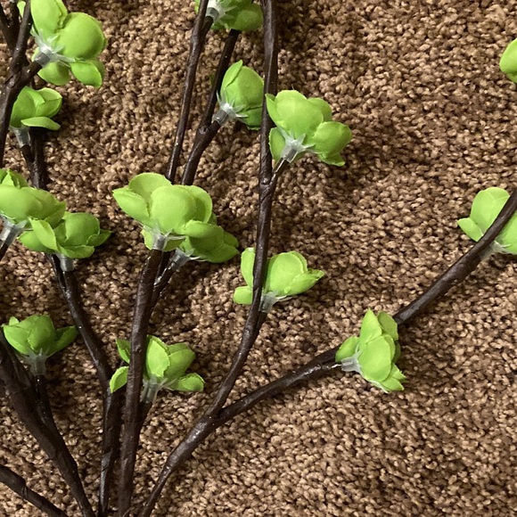 Lighted artificial flower stem. The flowers are bright green. Stems are bendable - Picture 5 of 8